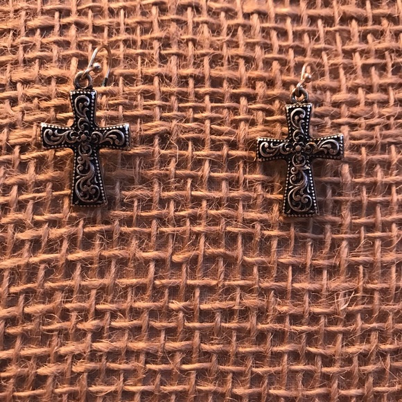 Cross Necklace and Earrings set in silver tone. - Picture 4 of 5